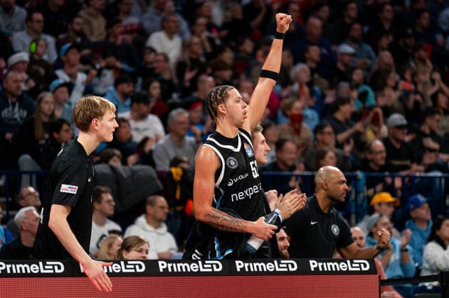Zacharie Perrin (Veolia Towers Hamburg, 52) jubelt Jubel von der Bank, GER, Veolia Towers Hamburg vs Alba Berlin, Basketball, Bundesliga, Spieltag 10, Saison 2025 2026, 14.12.2025 GER, Veolia Towers Hamburg vs Alba Berlin, Basketball, Bundesliga, Spieltag 10, Saison 2025 2026, 14.12.2025 Hamburg Copyright: xEibner-Pressefoto MaxxVincenx EP_MVN