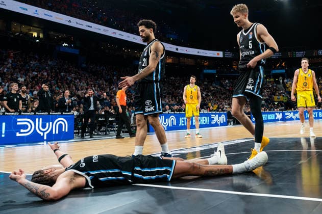 Zacharie Perrin (Veolia Towers Hamburg, 52) am Boden, jubelt Jubel mit Devon Daniels (Veolia Towers Hamburg, 21) und Zsombor Maronka (Veolia Towers Hamburg, 05), GER, Veolia Towers Hamburg vs Alba Berlin, Basketball, Bundesliga, Spieltag 10, Saison 2025 2026, 14.12.2025 GER, Veolia Towers Hamburg vs Alba Berlin, Basketball, Bundesliga, Spieltag 10, Saison 2025 2026, 14.12.2025 Hamburg Copyright: xEibner-Pressefoto MaxxVincenx EP_MVN
