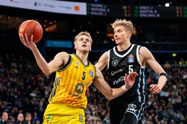 Sam Griesel (ALBA Berlin, 05) im Dribbling, Zsombor Maronka (Veolia Towers Hamburg, 05), GER, Veolia Towers Hamburg vs Alba Berlin, Basketball, Bundesliga, Spieltag 10, Saison 2025 2026, 14.12.2025 GER, Veolia Towers Hamburg vs Alba Berlin, Basketball, Bundesliga, Spieltag 10, Saison 2025 2026, 14.12.2025 Hamburg Copyright: xEibner-Pressefoto MaxxVincenx EP_MVN