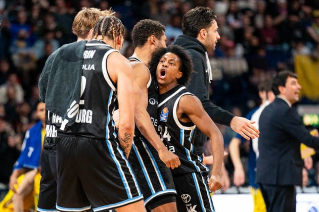 Ross Williams (Veolia Towers Hamburg, 34) jubelt Jubel mit Kenneth Ogbe (Veolia Towers Hamburg, 25) und Zacharie Perrin (Veolia Towers Hamburg, 52), GER, Veolia Towers Hamburg vs Alba Berlin, Basketball, Bundesliga, Spieltag 10, Saison 2025 2026, 14.12.2025 GER, Veolia Towers Hamburg vs Alba Berlin, Basketball, Bundesliga, Spieltag 10, Saison 2025 2026, 14.12.2025 Hamburg Copyright: xEibner-Pressefoto MaxxVincenx EP_MVN