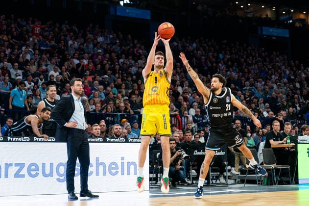 Jonas Mattisseck (ALBA Berlin, 09) beim Wurf, Devon Daniels (Veolia Towers Hamburg, 21), GER, Veolia Towers Hamburg vs Alba Berlin, Basketball, Bundesliga, Spieltag 10, Saison 2025 2026, 14.12.2025 GER, Veolia Towers Hamburg vs Alba Berlin, Basketball, Bundesliga, Spieltag 10, Saison 2025 2026, 14.12.2025 Hamburg Copyright: xEibner-Pressefoto MaxxVincenx EP_MVN