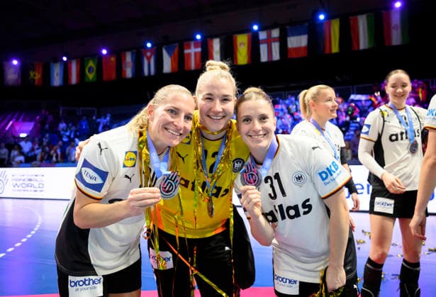 v.l. Jenny Behrend (GER), Torwart Torhueterin Katharina Filter (GER), Alexia Hauf (GER) zeigen Ihre Medaillen, Team GER 2.Platz, Vizeweltmeister, Vizeweltmeisterin , Silber, Medaille, Handball Weltmeisterschaft der Frauen 2025, Finale Deutschland (GER) - Norwegen (NOR) 20:23, am 14.12.2025 in Rotterdam Niederlande. Handball WM der Frauen vom 26.11.-14.12.2025 in Deutschland Niederlande. Â
