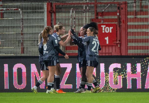 Fußball, Frauen, Saison 2025 2026, Google Pixel Frauen-Bundesliga (13. Spieltag), 1. FC Union Berlin - Eintracht Frankfurt, v. l. Lisanne Gräwe (Eintracht Frankfurt), Laura Freigang (Eintracht Frankfurt), Nicole Anyomi (Eintracht Frankfurt), Ereleta Memeti (Eintracht Frankfurt), Jubel nach Tor zum 0:1, 15.12. 2025, Copyright: xMatthiasxKochx