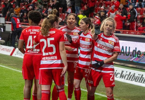 Fußball, Frauen, Saison 2025 2026, Google Pixel Frauen-Bundesliga (13. Spieltag), 1. FC Union Berlin - Eintracht Frankfurt, v. l. Naika Reissner (1. Frauen 1. FC Union), Ida Heikkinen (1. Frauen 1. FC Union), Marina Georgieva (1. Frauen 1. FC Union), Eileen Campbell (1. Frauen 1. FC Union), Jenny Hipp (1. Frauen 1. FC Union), Jubel nach Tor zum 2:2, 15.12. 2025, Copyright: xMatthiasxKochx