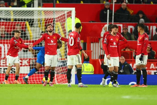 Bruno Fernandes of Manchester United, ManU looks dejected after the 3rd goal scored by Marcus Tavernier of AFC Bournemouth Manchester United v AFC Bournemouth, Premier League, Football, Old Trafford, Manchester, UK - 15 Dec 2025Manchester Old Trafford United Kingdom EDITORIAL USE ONLY No use with unauthorised audio, video, data, fixture lists, club league logos or live services. Online in-match use limited to 120 images, no video emulation. No use in betting, games or single club league player publications. Copyright: xPaulxCurrie Shutterstockx 16112816cj