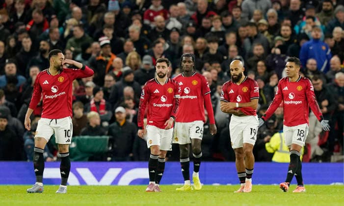 Manchester, England, 15th December 2025. Manchester United, ManU players hold an inquest after conceding a third goal during the Manchester United vs AFC Bournemouth Premier League match at Old Trafford, Manchester. Picture credit should read: Andrew Yates Sportimage EDITORIAL USE ONLY. No use with unauthorised audio, video, data, fixture lists, club league logos or live services. Online in-match use limited to 120 images, no video emulation. No use in betting, games or single club league player publications. SPI_064_AY_Man_Utd_Bmouth SPI-4379-0064