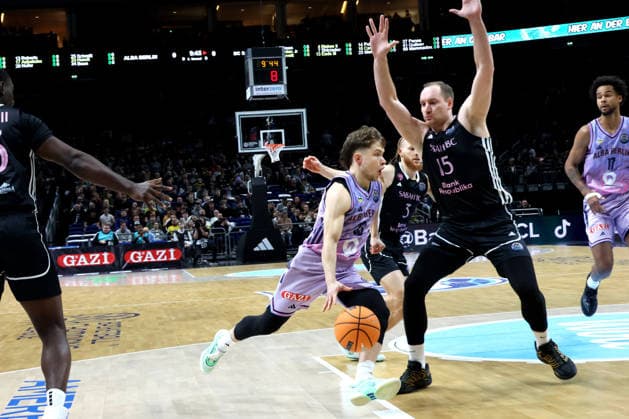 DEU, Basketball Champions League (BCL) , ALBA vs. BC Sabah, 16.12.2025, Uber-Arena, Berlin, DEU, Basketball Champions League (BCL) , ALBA vs. BC Sabah, im Bild Bennet Hundt (ALBA Berlin 33), Klaevs ?avars (Sabah BC Bak 15)