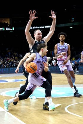 DEU, Basketball Champions League (BCL) , ALBA vs. BC Sabah, 16.12.2025, Uber-Arena, Berlin, DEU, Basketball Champions League (BCL) , ALBA vs. BC Sabah, im Bild Bennet Hundt (ALBA Berlin 33), Klaevs ?avars (Sabah BC Bak 15)