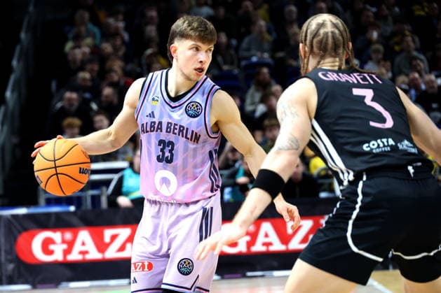 DEU, Basketball Champions League (BCL) , ALBA vs. BC Sabah, 16.12.2025, Uber-Arena, Berlin, DEU, Basketball Champions League (BCL) , ALBA vs. BC Sabah, im Bild Bennet Hundt (ALBA Berlin 33), Hassani Gravett (Sabah BC Bak 3)