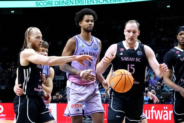 DEU, Basketball Champions League (BCL) , ALBA vs. BC Sabah, 16.12.2025, Uber-Arena, Berlin, DEU, Basketball Champions League (BCL) , ALBA vs. BC Sabah, im Bild Norris Agbakoko (ALBA Berlin 17), Klaevs ?avars (Sabah BC Bak 15), Hassani Gravett (Sabah BC Bak 3)