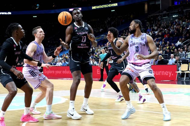 DEU, Basketball Champions League (BCL) , ALBA vs. BC Sabah, 16.12.2025, Uber-Arena, Berlin, DEU, Basketball Champions League (BCL) , ALBA vs. BC Sabah, im Bild Justin Bean (ALBA Berlin 34), J Wan Roberts (ALBA Berlin 13), Gerry Blakes (Sabah BC Bak 4), Jean-Marc Pansa (Sabah BC Bak 27), Justin Tillman (Sabah BC Bak 1)