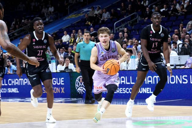 DEU, Basketball Champions League (BCL) , ALBA vs. BC Sabah, 16.12.2025, Uber-Arena, Berlin, DEU, Basketball Champions League (BCL) , ALBA vs. BC Sabah, im Bild Bennet Hundt (ALBA Berlin 33), James Eads (Sabah BC Bak 13), Jean-Marc Pansa (Sabah BC Bak 27)