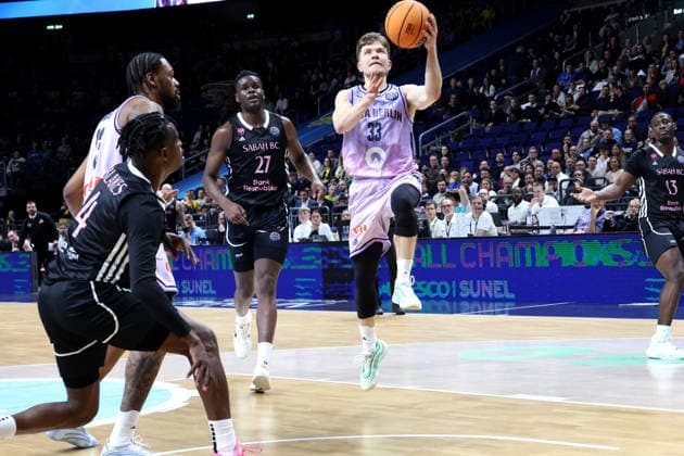DEU, Basketball Champions League (BCL) , ALBA vs. BC Sabah, 16.12.2025, Uber-Arena, Berlin, DEU, Basketball Champions League (BCL) , ALBA vs. BC Sabah, im Bild Bennet Hundt (ALBA Berlin 33), Jean-Marc Pansa (Sabah BC Bak 27)