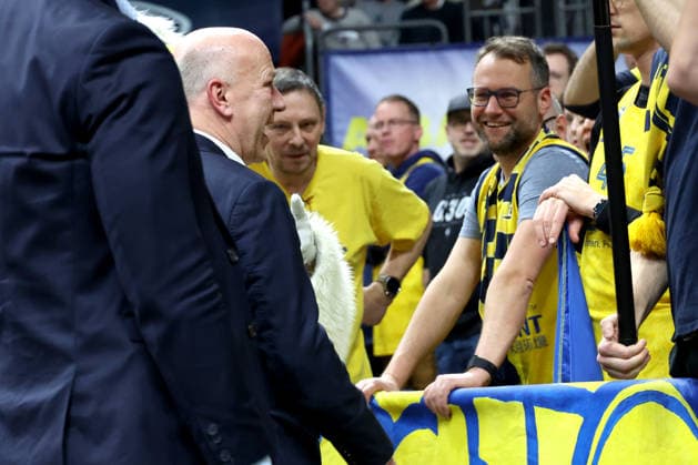 DEU, Basketball Champions League (BCL) , ALBA vs. BC Sabah, 16.12.2025, Uber-Arena, Berlin, DEU, Basketball Champions League (BCL) , ALBA vs. BC Sabah, im Bild Kai Wegner bei den ALBA-Fans, Fans