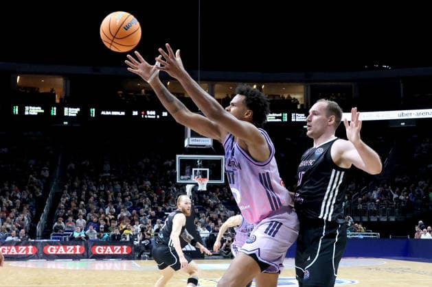 DEU, Basketball Champions League (BCL) , ALBA vs. BC Sabah, 16.12.2025, Uber-Arena, Berlin, DEU, Basketball Champions League (BCL) , ALBA vs. BC Sabah, im Bild Norris Agbakoko (ALBA Berlin 17), äKlaevs ?avars (Sabah BC Bak 15)