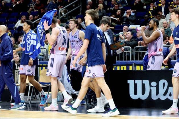 DEU, Basketball Champions League (BCL) , ALBA vs. BC Sabah, 16.12.2025, Uber-Arena, Berlin, DEU, Basketball Champions League (BCL) , ALBA vs. BC Sabah, im Bild CHEFTRAINER Pedro Calles (ALBA Berlin), ALBA-Spielerkreis