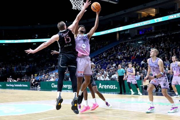 DEU, Basketball Champions League (BCL) , ALBA vs. BC Sabah, 16.12.2025, Uber-Arena, Berlin, DEU, Basketball Champions League (BCL) , ALBA vs. BC Sabah, im Bild Norris Agbakoko (ALBA Berlin 17), Klaevs ?avars (Sabah BC Bak 15)
