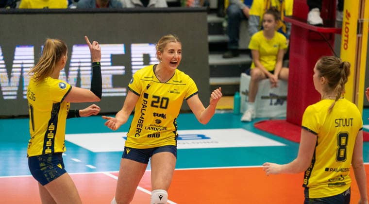 17.12..2025, Volleyball, Frauen, VBL, 1. VBL, 1. Volleyball-Bundesliga, Saison 2025 26, 9. Spieltag, SSC Palmberg Schwerin - USC Münster, Anne Hölzig (SSC Palmberg Schwerin, li.), Jet Kok (SSC Palmberg Schwerin, Mitte) und Britte Stuut (SSC Palmberg Schwerin, re.) jubeln. Schwerin Palmberg Arena Mecklenburg-Vorpommern Deutschland