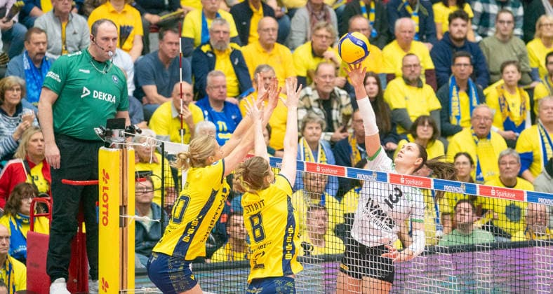 17.12..2025, Volleyball, Frauen, VBL, 1. VBL, 1. Volleyball-Bundesliga, Saison 2025 26, 9. Spieltag, SSC Palmberg Schwerin - USC Münster, Jet Kok (SSC Palmberg Schwerin, li.) und Britte Stuut (SSC Palmberg Schwerin, Mitte) gegen Esther Spöler (USC Münster, re.) Schwerin Palmberg Arena Mecklenburg-Vorpommern Deutschland