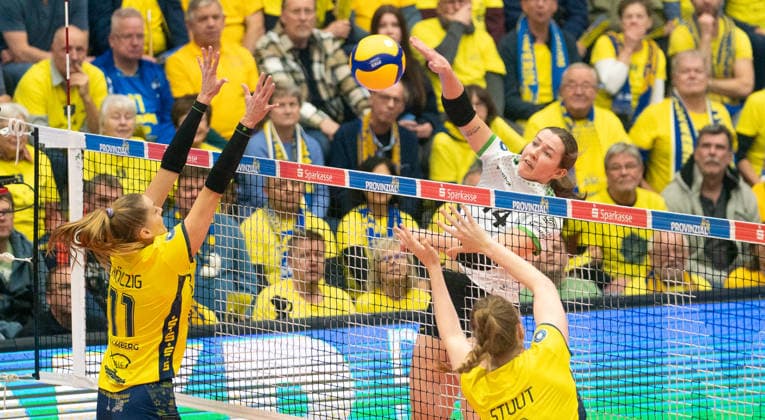 17.12..2025, Volleyball, Frauen, VBL, 1. VBL, 1. Volleyball-Bundesliga, Saison 2025 26, 9. Spieltag, SSC Palmberg Schwerin - USC Münster, Brianna Ford (USC Münster, Mitte) gegen Anne Hölzig (SSC Palmberg Schwerin, li.) und Britte Stuut (SSC Palmberg Schwerin, re.) Schwerin Palmberg Arena Mecklenburg-Vorpommern Deutschland