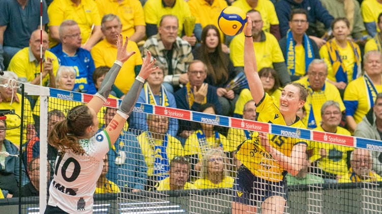 17.12..2025, Volleyball, Frauen, VBL, 1. VBL, 1. Volleyball-Bundesliga, Saison 2025 26, 9. Spieltag, SSC Palmberg Schwerin - USC Münster, Mia Kirchhoff (SSC Palmberg Schwerin, re.) gegen Amelie Strothoff (USC Münster, li.) Schwerin Palmberg Arena Mecklenburg-Vorpommern Deutschland