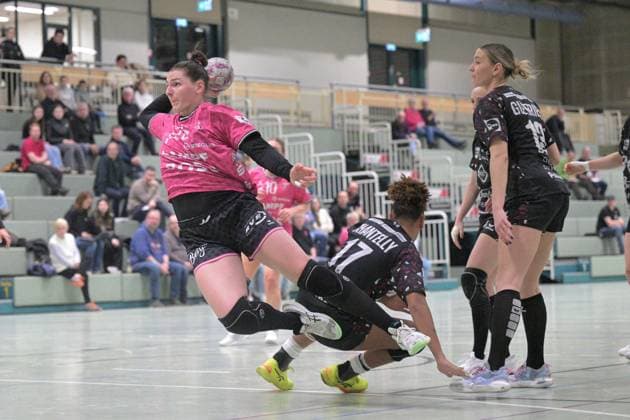Svenja Huebner (TusSies Metzingen, 26) gegenMelissa Chantelly (ATH Strasbourg, 17) und Charlene Guerrier (ATH Strasbourg, 13) TusSies Metzingen vs. ATH Strasbourg, Handball, Testspiel, Saison 2025 2026, 17.12.2025 TusSies Metzingen vs. ATH Strasbourg, Handball, Testspiel, Saison 2025 2026, 17.12.2025 Metzingen Copyright: xEibner-Pressefoto TobiasxBaurx EP_TBR