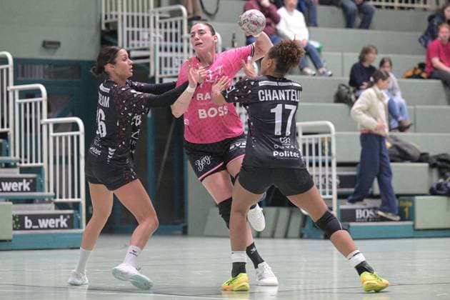 Gabriela Clausson Bitolo (TusSies Metzingen, 22) gegen Dalila Abdesselam (ATH Strasbourg, 26) und Melissa Chantelly (ATH Strasbourg, 17) TusSies Metzingen vs. ATH Strasbourg, Handball, Testspiel, Saison 2025 2026, 17.12.2025 TusSies Metzingen vs. ATH Strasbourg, Handball, Testspiel, Saison 2025 2026, 17.12.2025 Metzingen Copyright: xEibner-Pressefoto TobiasxBaurx EP_TBR