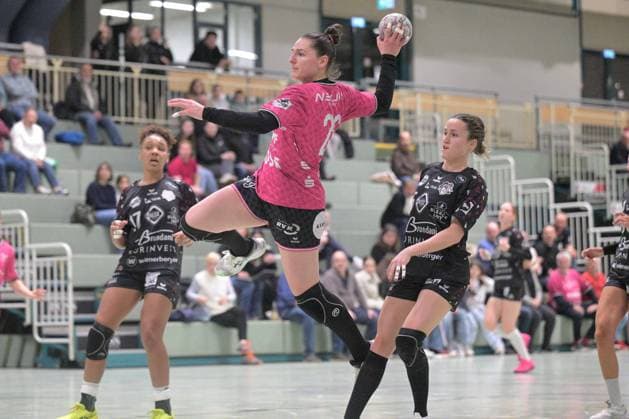 Svenja Huebner (TusSies Metzingen, 26) gegen Albane Frachon (ATH Strasbourg, 35) TusSies Metzingen vs. ATH Strasbourg, Handball, Testspiel, Saison 2025 2026, 17.12.2025 TusSies Metzingen vs. ATH Strasbourg, Handball, Testspiel, Saison 2025 2026, 17.12.2025 Metzingen Copyright: xEibner-Pressefoto TobiasxBaurx EP_TBR