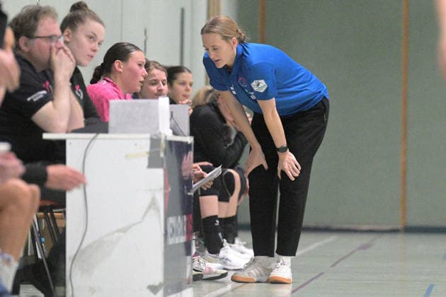 Miriam Hirsch (TusSies Metzingen, Trainerin) im Gespraech mit Carolin Huebner (TusSies Metzingen, 56) TusSies Metzingen vs. ATH Strasbourg, Handball, Testspiel, Saison 2025 2026, 17.12.2025 TusSies Metzingen vs. ATH Strasbourg, Handball, Testspiel, Saison 2025 2026, 17.12.2025 Metzingen Copyright: xEibner-Pressefoto TobiasxBaurx EP_TBR
