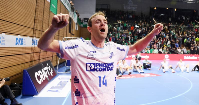 Dresden, 17.12.2025, Ballsportarena, Handball, DHB Pokal, Viertelfinale , SC DHfK Leipzig vs. TBV Lemgo 27:35, Im Bild; Lemgo feiert den Einzug in das FinalFour. Bobby Schagen ( 14, Lemgo) , Nur zur redaktionellen Nutzung. Only editorial use. , DHB HBL regulations prohibit any use of photographs as image sequences and or quasi-video. ,