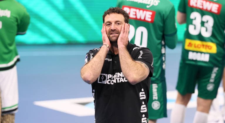 Dresden, 17.12.2025, Ballsportarena, Handball, DHB Pokal, Viertelfinale , SC DHfK Leipzig vs. TBV Lemgo 27:35, Im Bild; Lemgo feiert den Einzug in das FinalFour. Trainer Florian Kehrmann, TBV Lemgo , Nur zur redaktionellen Nutzung. Only editorial use. , DHB HBL regulations prohibit any use of photographs as image sequences and or quasi-video. ,