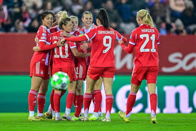 Spielerinnen des FC Bayern mit Torjubel, Jubel, Torjubel, Torerfolg, celebrate the goal, goal, celebration, Jubel ueber das Tor zum 1:0 durch Momoko TANAKINAWA (FC Bayern, FCB, 18) (1.v.li.), optimistisch, Action, Aktion, 17.12.2025, München (Deutschland), Fussball, UEFA Womens Champions League, Ligaphase 6. Spieltag, FC Bayern München - Valerenga IF