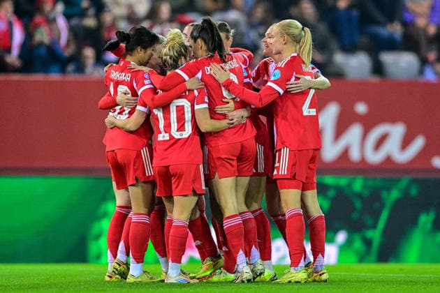 Spielerinnen des FC Bayern mit Torjubel, Jubel, Torjubel, Torerfolg, celebrate the goal, goal, celebration, Jubel ueber das Tor zum 1:0 durch Momoko TANAKINAWA (FC Bayern, FCB, 18) (1.v.li.), optimistisch, Action, Aktion, 17.12.2025, München (Deutschland), Fussball, UEFA Womens Champions League, Ligaphase 6. Spieltag, FC Bayern München - Valerenga IF