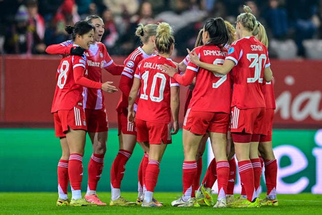 Spielerinnen des FC Bayern mit Torjubel, Jubel, Torjubel, Torerfolg, celebrate the goal, goal, celebration, Jubel ueber das Tor zum 1:0 durch Momoko TANAKINAWA (FC Bayern, FCB, 18) (1.v.li.), optimistisch, Action, Aktion, 17.12.2025, München (Deutschland), Fussball, UEFA Womens Champions League, Ligaphase 6. Spieltag, FC Bayern München - Valerenga IF