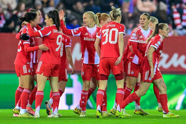 Spielerinnen des FC Bayern mit Torjubel, Jubel, Torjubel, Torerfolg, celebrate the goal, goal, celebration, Jubel ueber das Tor zum 1:0 durch Momoko TANAKINAWA (FC Bayern, FCB, 18) (1.v.li.), optimistisch, Action, Aktion, 17.12.2025, München (Deutschland), Fussball, UEFA Womens Champions League, Ligaphase 6. Spieltag, FC Bayern München - Valerenga IF