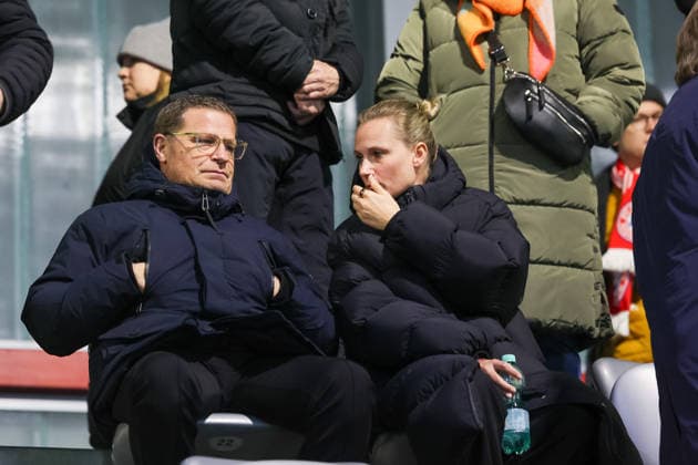 Max Eberl (FC Bayern Muenchen, Sportvorstand) mit Kathleen Krueger, GER, FC Bayern Muenchen vs. Valerenga IF, Fussball, UEFA Womens Champions League, Ligaphase, 6. Spieltag, Saison 2025 2026, 17.12.2025, GER, FC Bayern Muenchen vs. Valerenga IF, Fussball, UEFA Womens Champions League, Ligaphase, 6. Spieltag, Saison 2025 2026, 17.12.2025 Muenchen Copyright: xEibner-Pressefoto JennixMaulx EP_JML