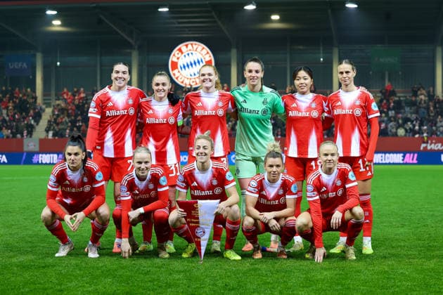Startelf, Vanessa Gilles (FC Bayern Muenchen, 02) mit Georgia Stanway (FC Bayern Muenchen, 31) und Stine Ballisager (FC Bayern Muenchen, 03), mit Ena Mahmutovic (FC Bayern Muenchen, 32), Momoko Tanikawa (FC Bayern Muenchen, 18) mit Klara Buehl (FC Bayern Muenchen, 17), Jovana Damnjanovic (FC Bayern Muenchen, 09) mit Franziska Kett (FC Bayern Muenchen, 20), Carolin Simon (FC Bayern Muenchen, 30) mit Linda Dallmann (FC Bayern Muenchen, 10) und Pernille Harder (FC Bayern Muenchen, 21), GER, FC Bayern Muenchen vs. Valerenga IF, Fussball, UEFA Womens Champions League, Ligaphase, 6. Spieltag, Saison 2025 2026, 17.12.2025, GER, FC Bayern Muenchen vs. Valerenga IF, Fussball, UEFA Womens Champions League, Ligaphase, 6. Spieltag, Saison 2025 2026, 17.12.2025 Muenchen Copyright: xEibner-Pressefoto JennixMaulx EP_JML
