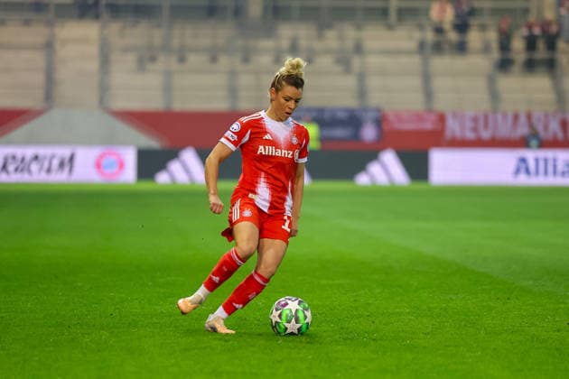 Linda Dallmann (FC Bayern Muenchen, 10) mit Ball, GER, FC Bayern Muenchen vs. Valerenga IF, Fussball, UEFA Womens Champions League, Ligaphase, 6. Spieltag, Saison 2025 2026, 17.12.2025, GER, FC Bayern Muenchen vs. Valerenga IF, Fussball, UEFA Womens Champions League, Ligaphase, 6. Spieltag, Saison 2025 2026, 17.12.2025 Muenchen Copyright: xEibner-Pressefoto JennixMaulx EP_JML