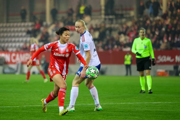 Momoko Tanikawa (FC Bayern Muenchen, 18) mit Saedis Run Heidarsdottir (Valerenga IF, 19), GER, FC Bayern Muenchen vs. Valerenga IF, Fussball, UEFA Womens Champions League, Ligaphase, 6. Spieltag, Saison 2025 2026, 17.12.2025, GER, FC Bayern Muenchen vs. Valerenga IF, Fussball, UEFA Womens Champions League, Ligaphase, 6. Spieltag, Saison 2025 2026, 17.12.2025 Muenchen Copyright: xEibner-Pressefoto JennixMaulx EP_JML