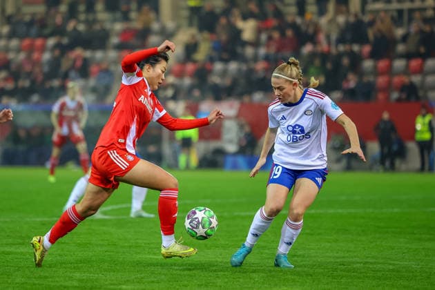 Momoko Tanikawa (FC Bayern Muenchen, 18) mit Saedis Run Heidarsdottir (Valerenga IF, 19), GER, FC Bayern Muenchen vs. Valerenga IF, Fussball, UEFA Womens Champions League, Ligaphase, 6. Spieltag, Saison 2025 2026, 17.12.2025, GER, FC Bayern Muenchen vs. Valerenga IF, Fussball, UEFA Womens Champions League, Ligaphase, 6. Spieltag, Saison 2025 2026, 17.12.2025 Muenchen Copyright: xEibner-Pressefoto JennixMaulx EP_JML