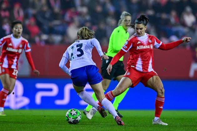 v.li.: Eline HEGG (Valerenga, 23) Jovana DAMNJANOVIC (FC Bayern, FCB, 9) im Zweikampf, Duell, duel, tackle, Dynamik, Action, Aktion, 17.12.2025, München (Deutschland), Fussball, UEFA Womens Champions League, Ligaphase 6. Spieltag, FC Bayern München - Valerenga IF