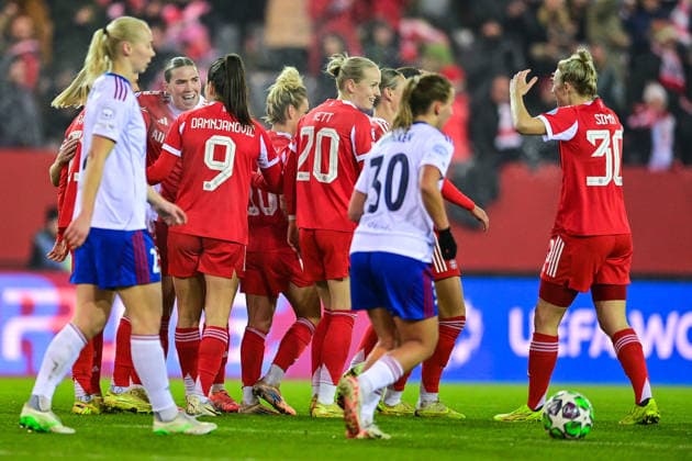 Spielerinnen des FC Bayern mit Torjubel, Jubel, Torjubel, Torerfolg, celebrate the goal, goal, celebration, Jubel ueber das Tor zum 2:0 durch Stine Ballisager PEDERSEN (FC Bayern, FCB, 3) (verdeckt), optimistisch, Action, AktionSpielerinnen von Valerenga enttaeuscht schauend, Enttaeuschung, Frustration, disappointed, pessimistisch, 17.12.2025, München (Deutschland), Fussball, UEFA Womens Champions League, Ligaphase 6. Spieltag, FC Bayern München - Valerenga IF