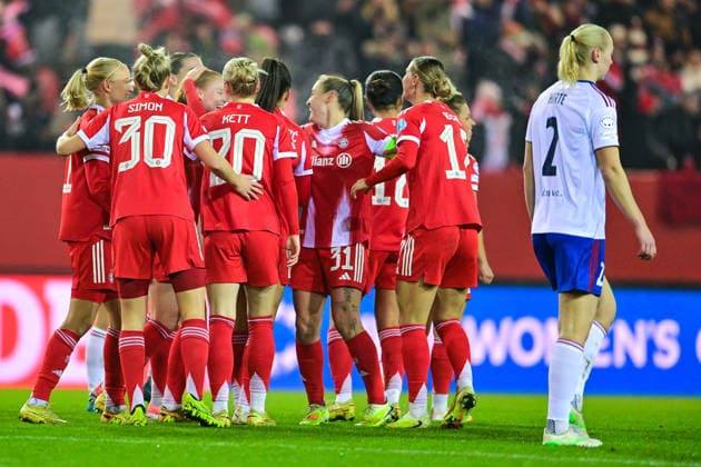 Spielerinnen des FC Bayern mit Torjubel, Jubel, Torjubel, Torerfolg, celebrate the goal, goal, celebration, Jubel ueber das Tor zum 2:0 durch Stine Ballisager PEDERSEN (FC Bayern, FCB, 3) (verdeckt), optimistisch, Action, Aktion, Sara HORTE (Valerenga, 2) enttaeuscht schauend, Enttaeuschung, Frustration, disappointed, pessimistisch, 17.12.2025, München (Deutschland), Fussball, UEFA Womens Champions League, Ligaphase 6. Spieltag, FC Bayern München - Valerenga IF
