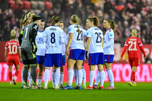 Spielerinnen von Valerenga nach dem Gegentor zum 2:0 enttaeuscht schauend, Enttaeuschung, Frustration, disappointed, pessimistisch, 17.12.2025, München (Deutschland), Fussball, UEFA Womens Champions League, Ligaphase 6. Spieltag, FC Bayern München - Valerenga IF