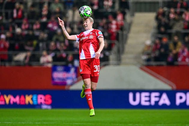 Carolin SIMON (FC Bayern, FCB, 30) am Ball, Freisteller, Ganzkörper, Einzelbild, Aktion, Action, 17.12.2025, München (Deutschland), Fussball, UEFA Womens Champions League, Ligaphase 6. Spieltag, FC Bayern München - Valerenga IF