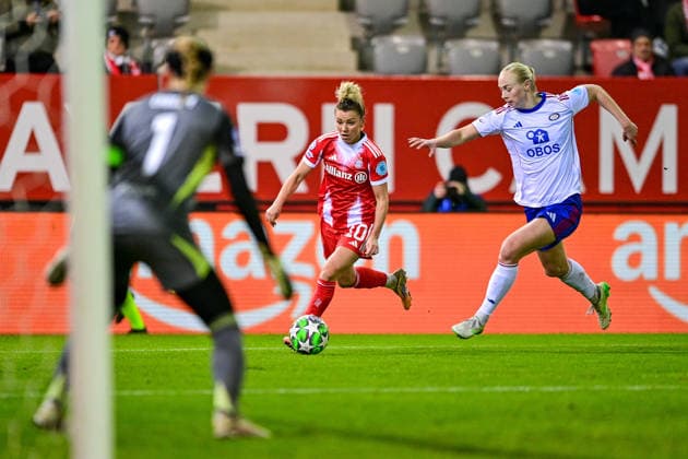 v.li.: Tove ENBLOM (Valerenga, 1) Linda DALLMANN (FC Bayern, FCB, 10) Sara HORTE (Valerenga, 2) im Zweikampf, Duell, duel, tackle, Dynamik, Action, Aktion, 17.12.2025, München (Deutschland), Fussball, UEFA Womens Champions League, Ligaphase 6. Spieltag, FC Bayern München - Valerenga IF