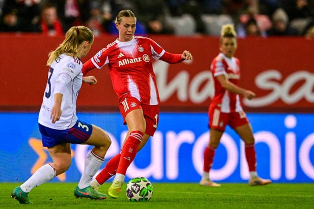 v.li.: Michaela KOVACS (Valerenga, 3) Klara BUEHL (FC Bayern, FCB, 17) im Zweikampf, Duell, duel, tackle, Dynamik, Action, Aktion, 17.12.2025, München (Deutschland), Fussball, UEFA Womens Champions League, Ligaphase 6. Spieltag, FC Bayern München - Valerenga IF