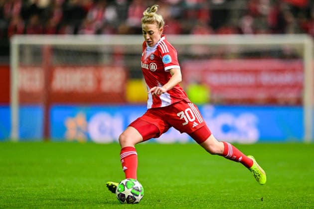 Carolin SIMON (FC Bayern, FCB, 30) am Ball, Freisteller, Ganzkörper, Einzelbild, Aktion, Action, 17.12.2025, München (Deutschland), Fussball, UEFA Womens Champions League, Ligaphase 6. Spieltag, FC Bayern München - Valerenga IF