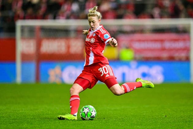 Carolin SIMON (FC Bayern, FCB, 30) am Ball, Freisteller, Ganzkörper, Einzelbild, Aktion, Action, 17.12.2025, München (Deutschland), Fussball, UEFA Womens Champions League, Ligaphase 6. Spieltag, FC Bayern München - Valerenga IF
