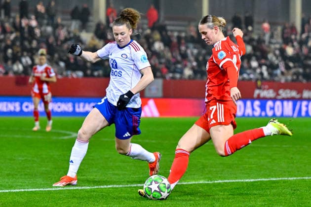 v.li.: Skinnes HANSEN (Valerenga, 25) Klara BUEHL (FC Bayern, FCB, 17) im Zweikampf, Duell, duel, tackle, Dynamik, Action, Aktion, 17.12.2025, München (Deutschland), Fussball, UEFA Womens Champions League, Ligaphase 6. Spieltag, FC Bayern München - Valerenga IF